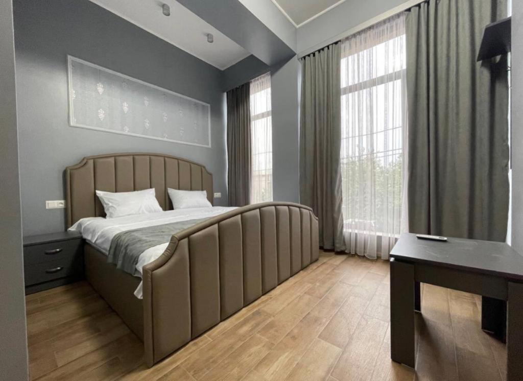 Days Hotel Erevan Esterno foto