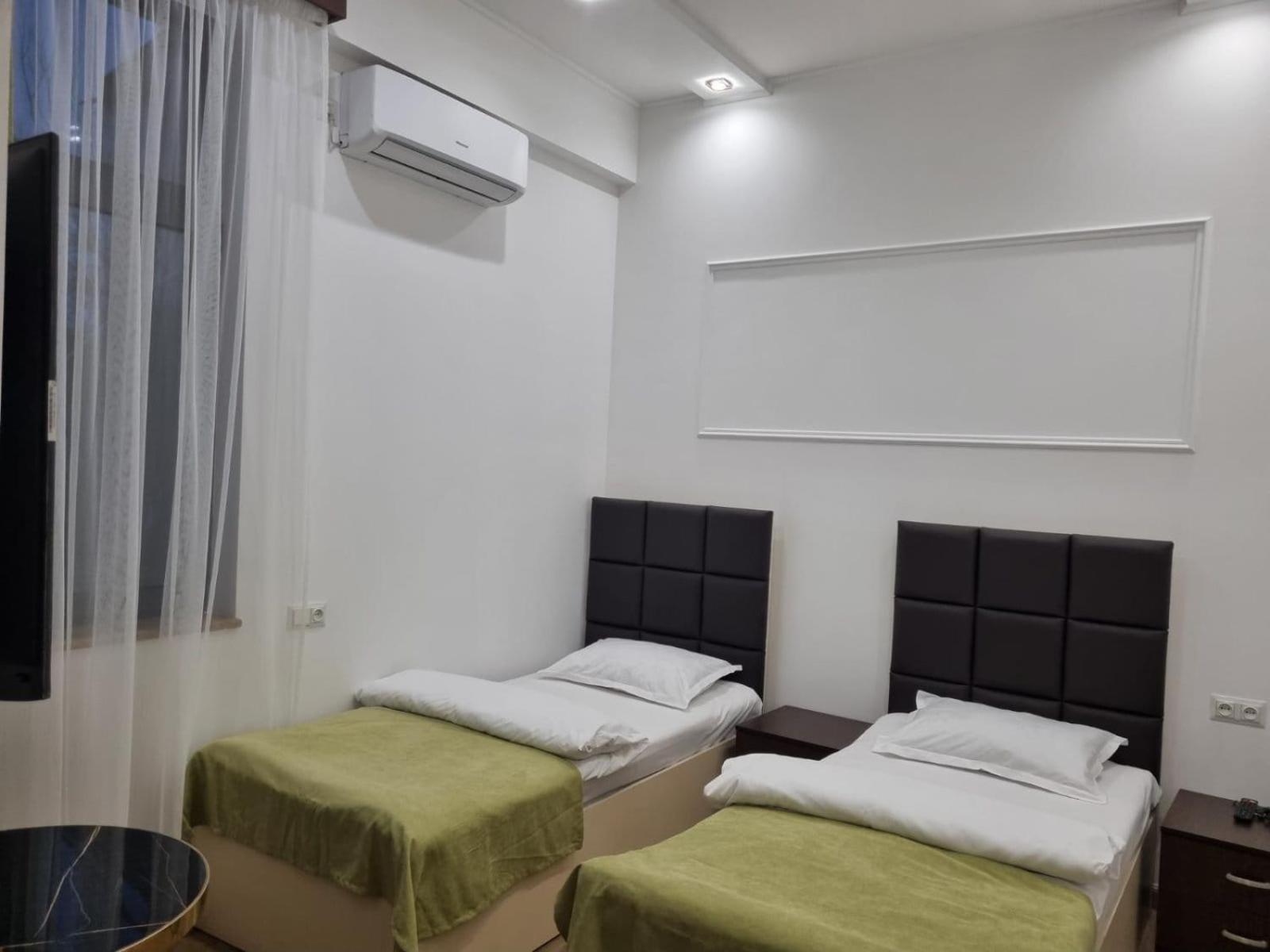 Days Hotel Erevan Esterno foto