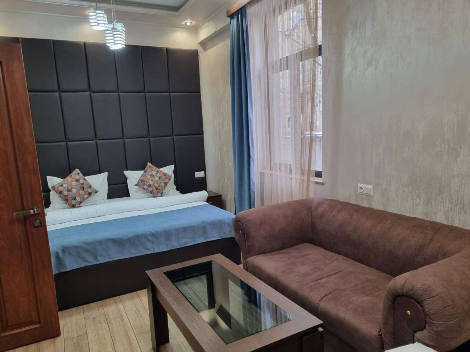Days Hotel Erevan Esterno foto